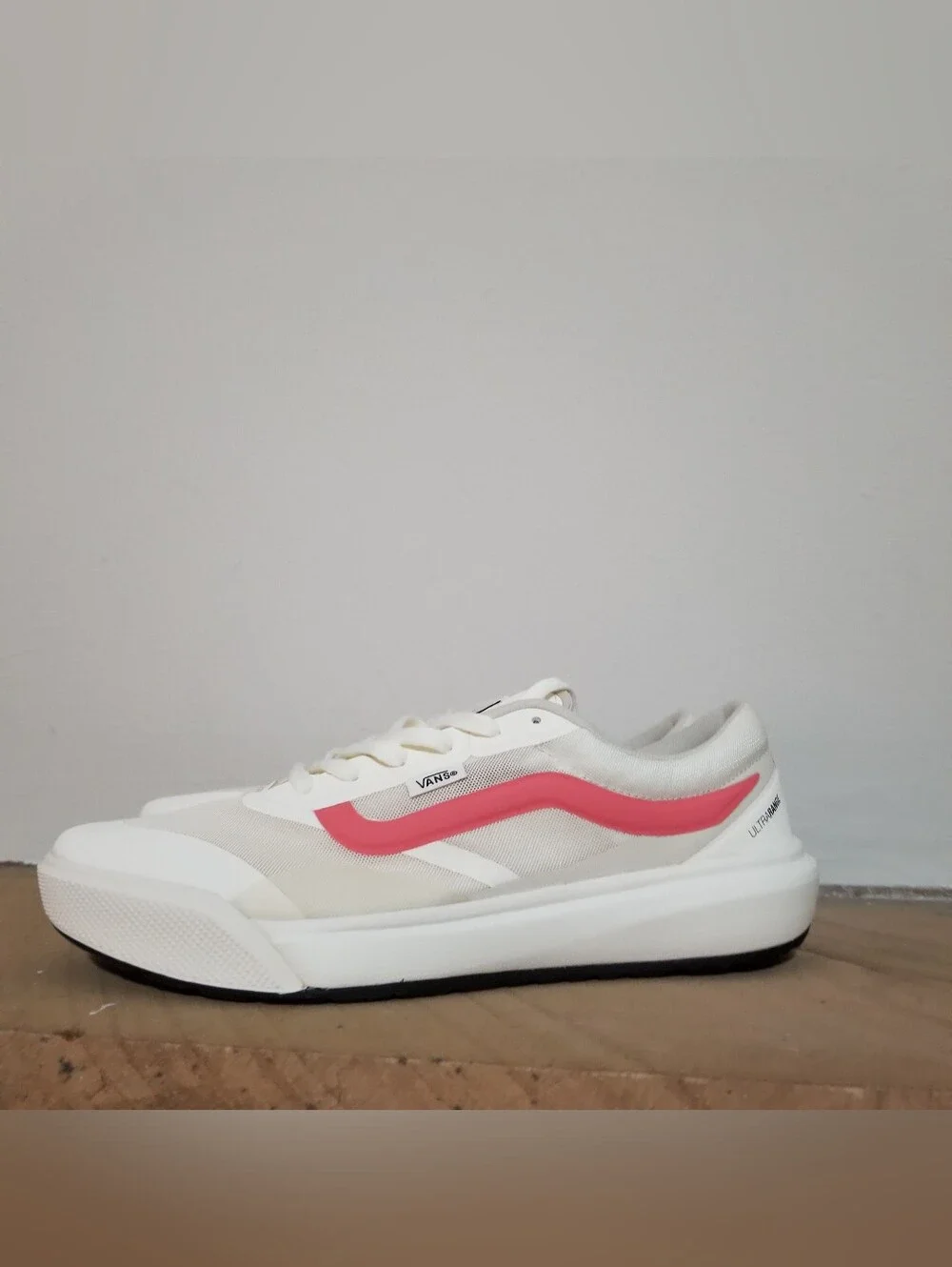 NEW! Vans Women White Ultrarange Sneakers with Pink Side Wave Sz 10